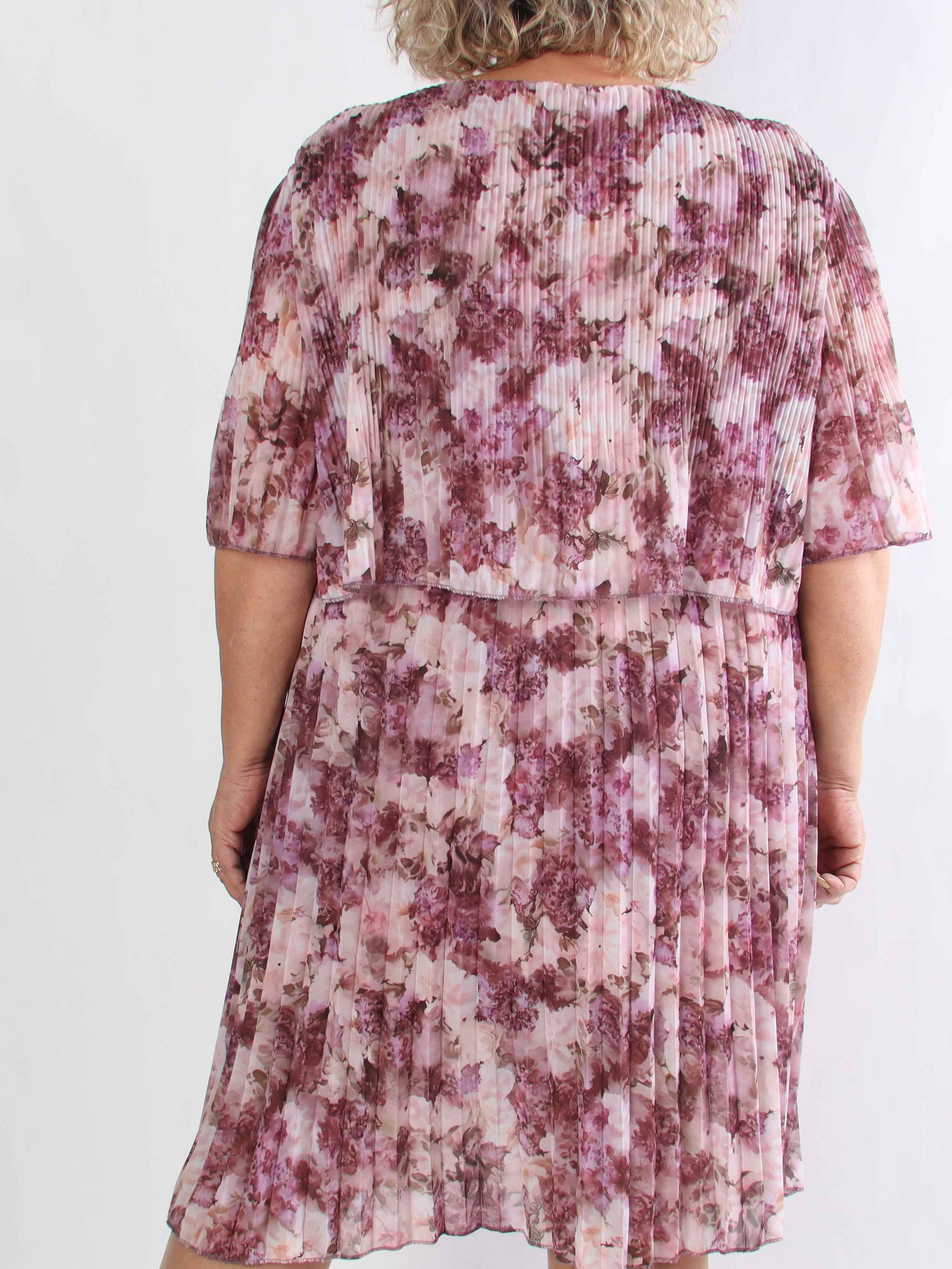 Kristina Flower - Sød blomstret plus size kjole med flæselag